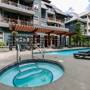 Alpenglow Suite: Village Mountain Retreat Apartment Whistler